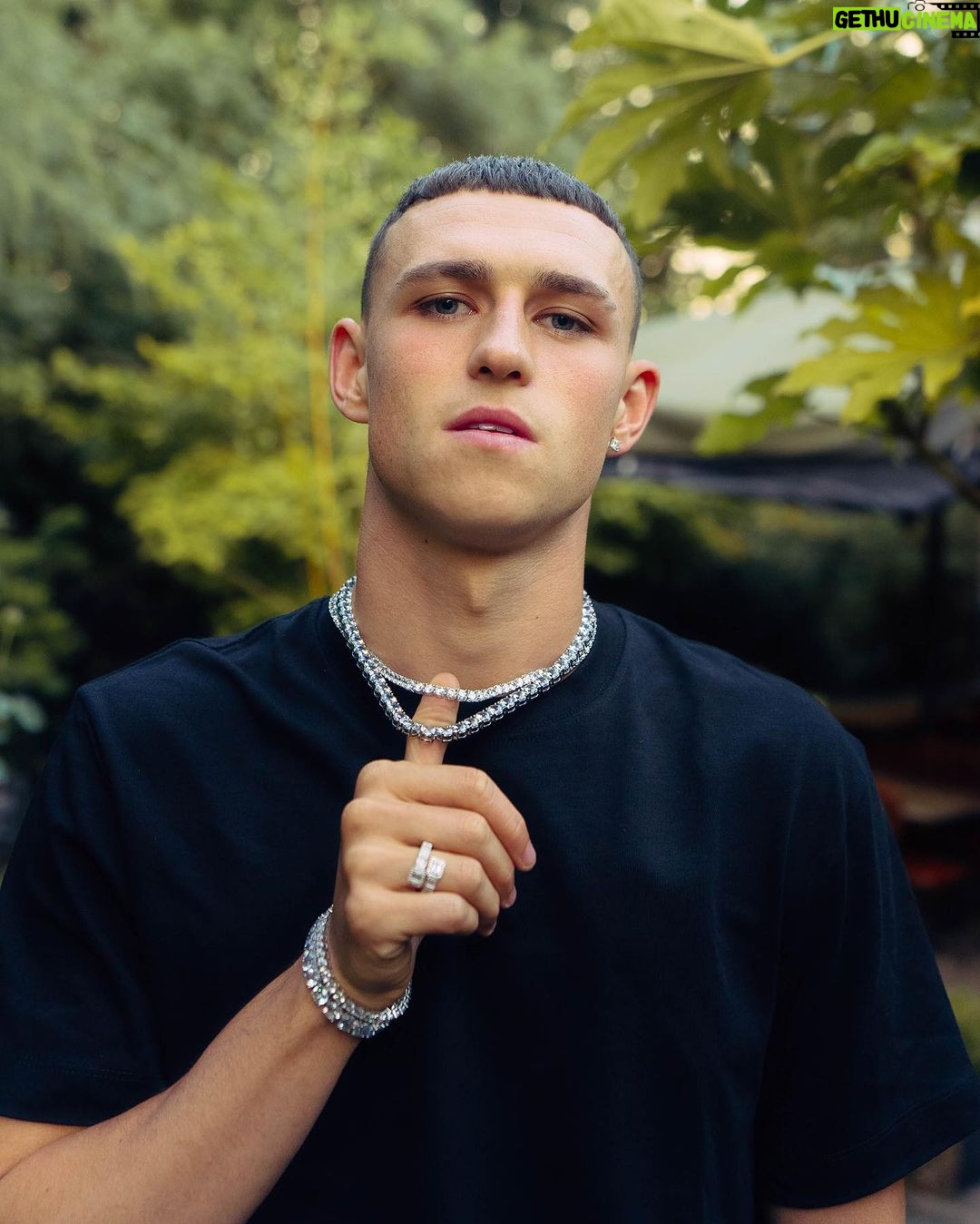 Phil Foden Instagram - Always layered up w @cernucci jewellery ⛓💧