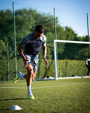 Phil Foden Instagram - Working hard ⚽️ @marcusrashford It’s all love until the season starts😎🤝