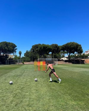 Phil Foden Instagram - Working hard ⚽️ @marcusrashford It’s all love until the season starts😎🤝