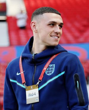 Phil Foden Instagram - Decent win to finish the season 💪🏻🏴󠁧󠁢󠁥󠁮󠁧󠁿 Congrats on your first hat-trick @bukayosaka87 and for your first @england goal @kalvinphillips 👏🏻👏🏻