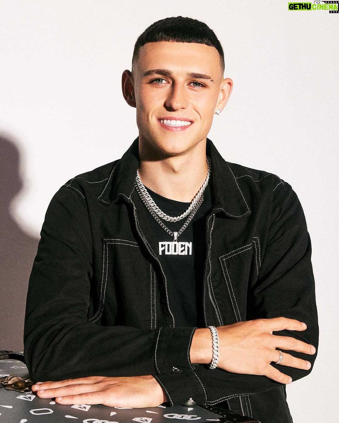 Phil Foden Instagram - Best jewellery in the game @cernucci ⛓️💧