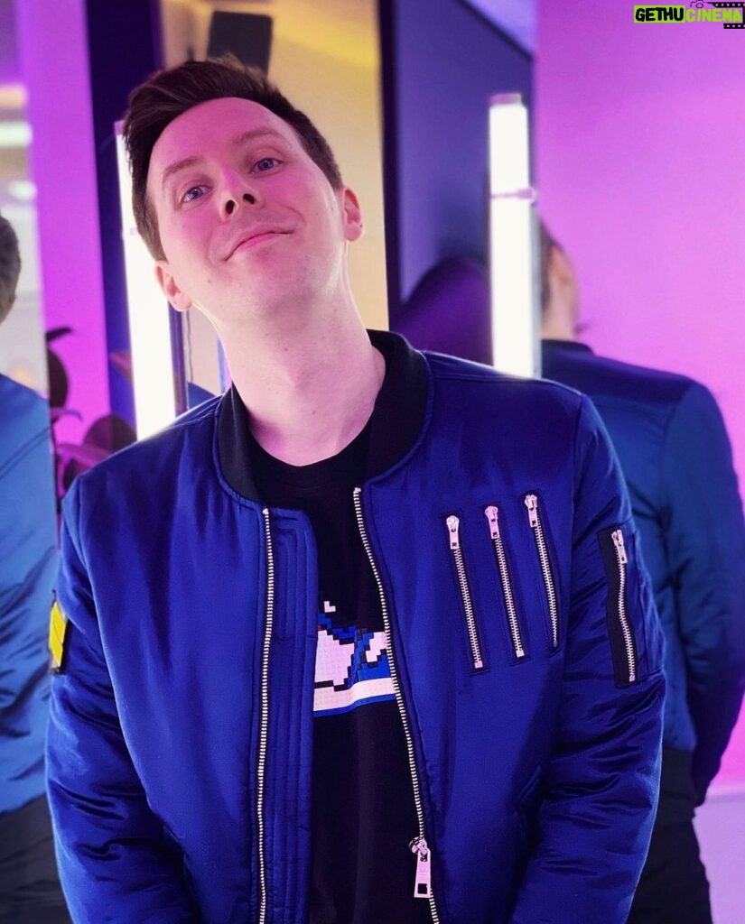 Phil Lester Instagram - Not sure if my jacket has enough zips