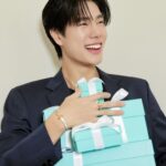 Phuwin Tangsakyuen Instagram - To a happy holiday and festive vibes 💙 #TiffanyAndCo #ATiffanyHoliday