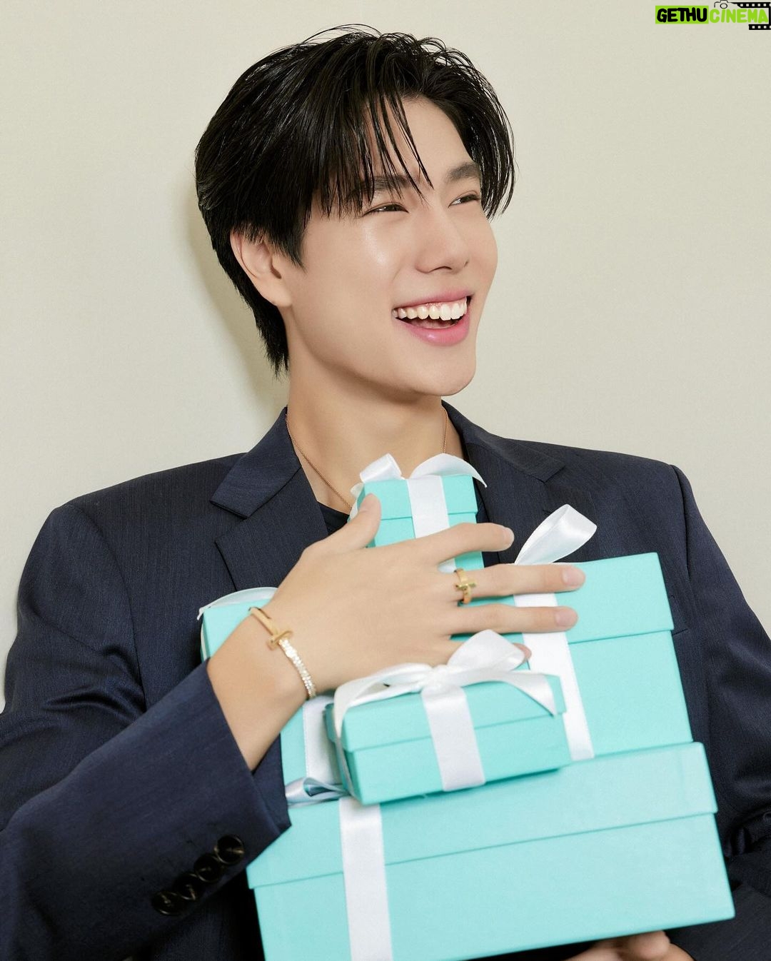 Phuwin Tangsakyuen Instagram - To a happy holiday and festive vibes 💙 #TiffanyAndCo #ATiffanyHoliday