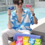 Phuwin Tangsakyuen Instagram - ลุ้นไปเที่ยวสุดหรูฟรีกับฮอลล์แบบยกแก๊งค์ พลาดไม่ได้ละนะครับ 💙 . ฮอลล์เค้ามีจัดกิจกรรมดีๆ เพียงซื้อฮอลล์ครบ 5 บาท ที่ร้านค้าชั้นนำทั่วประเทศ พร้อมส่งฉลากชิงรางวัลที่ ตู้ ปณ.5 ปณศ. บางนา กทม.10260 หรือสแกนแอดไลน์ @HallsTH ก็มีสิทธิ์ลุ้นรับของรางวัลแบบยกแก๊งค์ 4 คน ไปพักที่พักสุดหรู 3 วัน 2 คืน (The Six Sense เกาะยาวน้อย , The Ritz-Carlton สมุย, Four Seasons สามเหลี่ยมทองคำ, The Capella Bangkok) และของรางวัลอื่น รวมมูลค่ากว่า 4.4 ล้านบาทเลยนะค้าบ 💙 . พลาดไม่ได้แล้วนะครับกิจกรรมนี้ ยิ่งใหญ่สุดๆ ภูวินเองยังอยากไปเลย . ระยะเวลากิจกรรม วันนี้ถึงวันที่ 18 ธ.ค. 66 . ดูรายละเอียดเพิ่มเติมได้ที่ Line : @Hallsth . #HallsBreathofThailand #HallsThailand #BreatheForIt
