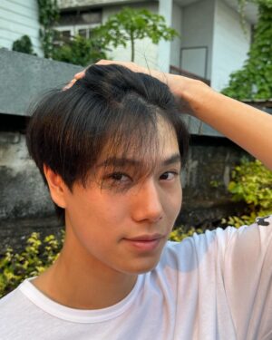 Phuwin Tangsakyuen Instagram - เสยผมไปซัก1ที
