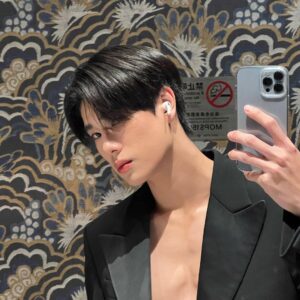 Phuwin Tangsakyuen Instagram - mirror mirror on the wall