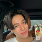 Phuwin Tangsakyuen Instagram - เพิ่งนึกออกว่าลืมทากันแดด ดีนะว่ามีกันแดด L’Oreal Paris แบบซองติดรถเอาไว้ ไปลองหาซื้อกันได้ที่ 7-Eleven ครับ ที่สุดแล้วกับซองนี้ ซองสีทอง แถบสีแดงนะครับ 😎 #LOrealParisTH #UVDefender #กันแดดล่องหน