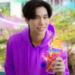 Phuwin Tangsakyuen Instagram – ผมลองแล้ว คุณลองยัง! 🥳 

มาเติมความสนุกซ่าราวกับโดนต้องมนตร์ด้วยแฟนต้าบัตเตอร์สกอตช์กันนะครับ ผมลองแล้ว หอม หวาน อร่อยมาก เหมือนโดนร่ายมนต์ใส่ รีบไปหาซื้อมาลองกันคร้าบบบ 

หาซื้อได้แล้ววันนี้ที่ 7-11 ทุกสาขาที่มีจำหน่ายสเลอปี้ ✨🧊 

#FantaButterScotchSlurpee 
#สนุกซ่าราวต้องมนตร์ด้วยแฟนต้าบัตเตอร์สกอตช์
#FANTATH