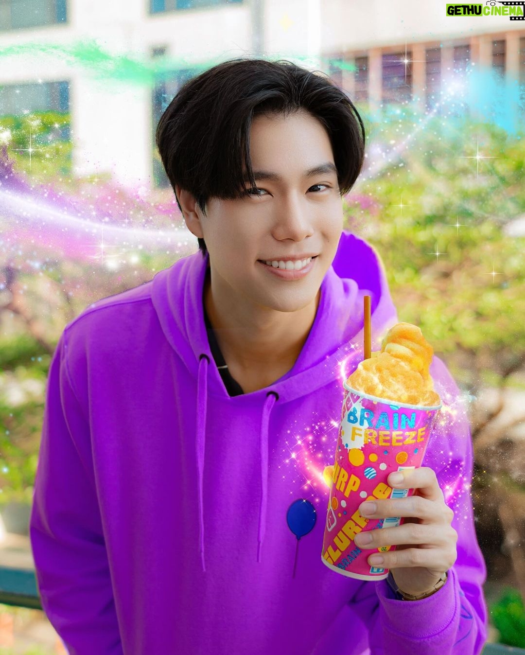 Phuwin Tangsakyuen Instagram - ผมลองแล้ว คุณลองยัง! 🥳 มาเติมความสนุกซ่าราวกับโดนต้องมนตร์ด้วยแฟนต้าบัตเตอร์สกอตช์กันนะครับ ผมลองแล้ว หอม หวาน อร่อยมาก เหมือนโดนร่ายมนต์ใส่ รีบไปหาซื้อมาลองกันคร้าบบบ หาซื้อได้แล้ววันนี้ที่ 7-11 ทุกสาขาที่มีจำหน่ายสเลอปี้ ✨🧊 #FantaButterScotchSlurpee #สนุกซ่าราวต้องมนตร์ด้วยแฟนต้าบัตเตอร์สกอตช์ #FANTATH