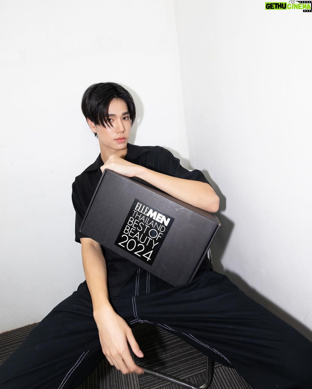 Phuwin Tangsakyuen Instagram - เตรียมพบกับแคมเปญบิวตี้สุดยิ่งใหญ่แห่งปีจาก ELLE & ELLE MEN THAILAND สำหรับเหล่าสาวกบิวตี้ตัวจริงกับการประกาศรางวัล BEST OF BEAUTY 2024 ที่เฟ้นหาสุดยอดผลิตภัณฑ์ความงามจากการคัดเลือกที่เข้มข้นโดยเหล่าคณะกรรมการและทีมเอดิเตอร์ของนิตยสาร ELLE และ ELLE MEN ประเทศไทย ซึ่งรวบรวมตั้งแต่หมวดหมู่สกินแคร์ เมกอัพ บอดี้แคร์ น้ำหอม จวบจนหัตถการด้านความงามต่างๆ สามารถติดตามการประกาศรางวัลได้ที่ @ellebeautythailand @ellethailand และ @ellementhailand #ELLETHAILAND #ELLEBESTOFBEAUTY2024 #ELLEBOB2024