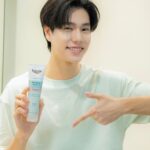 Phuwin Tangsakyuen Instagram - ใครมีปัญหาสิวซ้ำซาก ลองใช้หลอดนี้ดูครับ!!!! 😉 Eucerin 3X Treatment Gel to Foam Cleanser ✨ เจลโฟมล้างหน้าที่ช่วยจบทุกสิวซ้ำซากใน 7 วัน ล้างแล้วหน้าไม่แห้งตึงด้วยน้า   💬 สูตรนี้ดีจริง!! สำหรับรักษาสิวและรอยสิวโดยเฉพาะเลยนะครับ เพราะเค้ามี 2% Salicylic Acid ส่วนผสมหลักที่ช่วยรักษาสิว หลังล้างหน้าไม่มัน ใช้ต่อเนื่อง สิวหาย รอยสิวจางด้วย  💫 เป็นเนื้อเจล แต่พอถูกับน้ำ ก็จะกลายเป็นฟองโฟมนุ่ม แนะนำเลยครับ ดีมากกกกกกกกกกกก 💚🫧   #EucerinThailand #EucerinGelToFoam #จบทุกสิวซ้ำซากใน7วัน