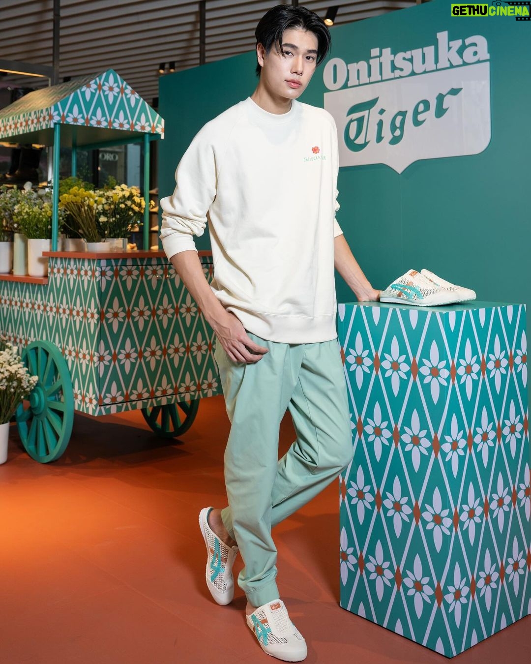 Phuwin Tangsakyuen Instagram - มาเตรียมพร้อมอัพเดทลุคซัมเมอร์กับ #OnitsukaTiger MEXICO 66 SABOT ในสีอัพเดทใหม่ที่มีจำหน่ายเฉพาะประเทศไทยเท่านั้น! พร้อมแผ่นรองพื้นรองเท้าในลายที่ได้แรงบันดาลใจมาจากลายผ้าไทย และวันที่ 7-14 มีนาคมนี้ ร้านโอนิซึกะ ไทเกอร์ สาขาสยามสแควร์วัน ยังมีช่อดอกไม้เตรียมไว้พิเศษให้กับลูกค้าทุกคนอีกด้วย อย่าลืมมาช็อปปิ้งกันนะครับ @onitsukatigerth @onitsukatigerofficial