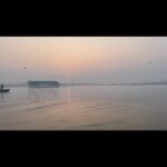 Pia Bajpiee Instagram – काशी किसी को नहीं छोड़ती ♥️ #sunrise #ganga #banaras