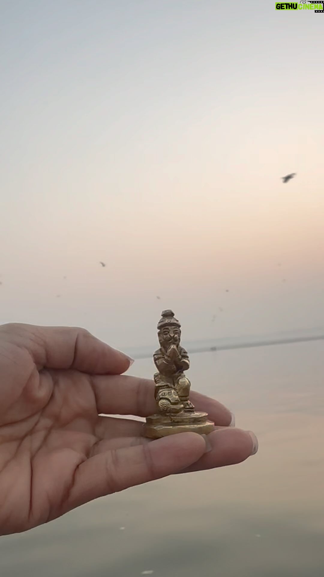 Pia Bajpiee Instagram - He is always with me 🙏 जय बजरंग बली #gangaaarti बनारस ♥️