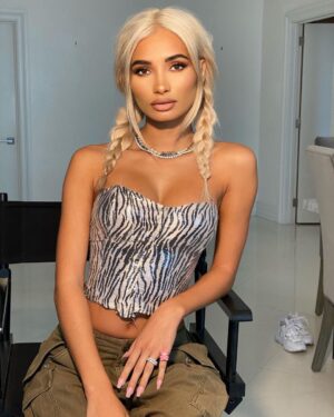 Pia Mia Instagram - soft glam for filming today 🖤🎥 been super into simple braids lately and we found my favorite nude lip combo 🌹