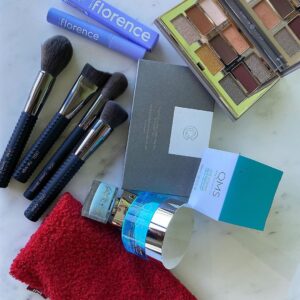 Pia Mia Instagram - Getting holiday-ready with my new December @IPSY Glam Bag Plus ❄️ #IPSYpartner 
@complexculturebeauty Full Time Eyeshadow Palette
@qmsmedicosmeticsACE Vitamin Day & Night Cream
@florencebymills Built to Lash Mascara in Black
@larucebeauty Face Set (LR322, LR360, LR342, LR331)
@smithandcult Nailed Lacquer in Bitter Cashmere Daydream