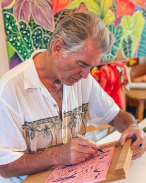 Pierce Brosnan Instagram - Making lino cut at my friend @michalarts_com studio. Michal’s art work and fabrics radiate the beauty of Kauai. © Pierce Brosnan #piercebrosnanart
