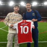 Pierre Gasly Instagram - William Saliba 🤝 Pierre Gasly 🇫🇷 Emirates Stadium