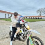 Pierre Gasly Instagram - Dias boms em Foja. Eu gosto os motos e os cavalhos. Adeus 😂 Quinta de Foja