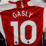 Pierre Gasly Instagram - Pierre Gasly 🤝 The Arsenal Thanks for the shirt! 💙🤍❤️