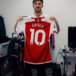 Pierre Gasly Instagram - Pierre Gasly 🤝 The Arsenal Thanks for the shirt! 💙🤍❤️