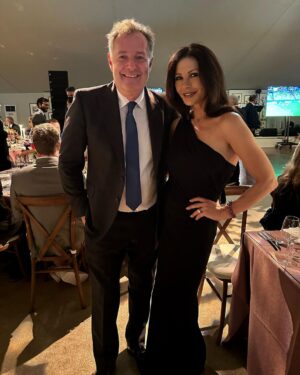 Piers Morgan Instagram - It’s been 30 years since I last posed for a snap with  @catherinezetajones and it’s fair to see she’s aged spectacularly better than me. Great to catch up Catherine. You’re just as natural and funny as I remembered, and your singing later at the @dunhilllinks gala dinner was brilliant. 👌