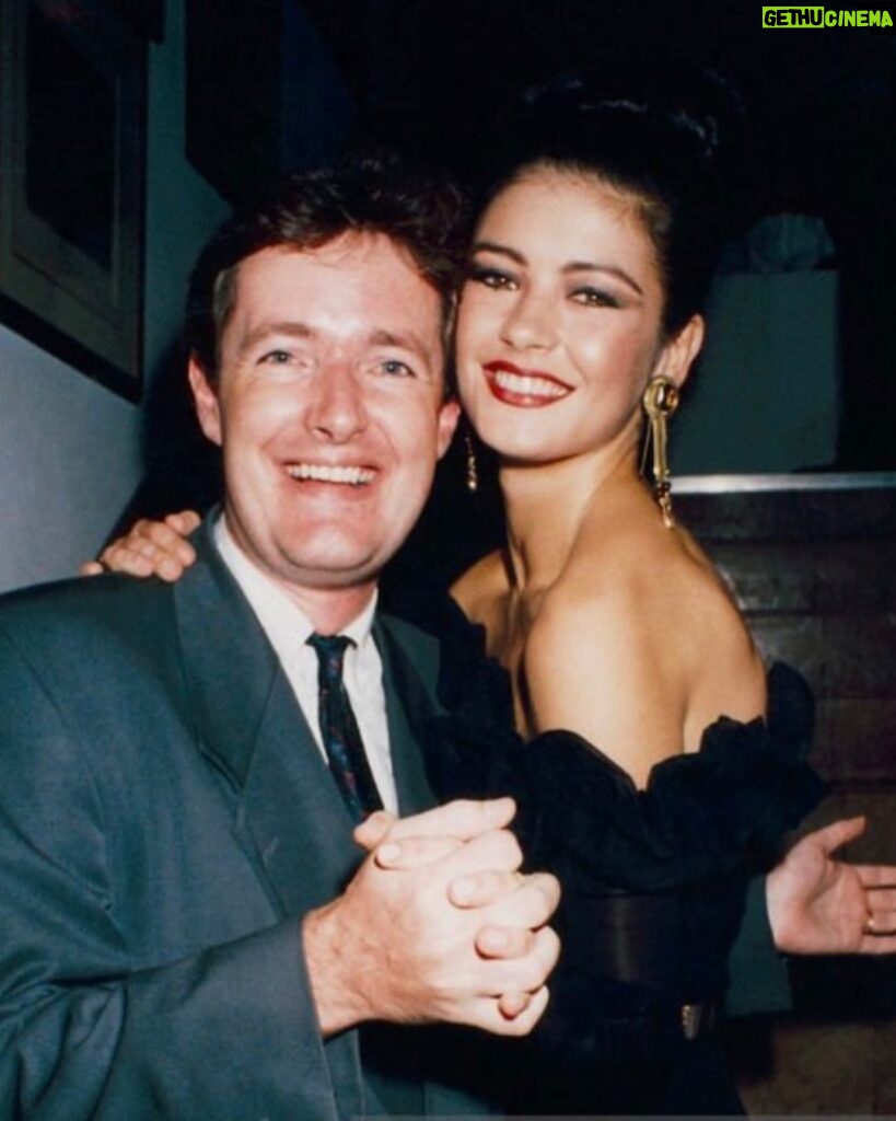 Piers Morgan Instagram - It’s been 30 years since I last posed for a snap with @catherinezetajones and it’s fair to see she’s aged spectacularly better than me. Great to catch up Catherine. You’re just as natural and funny as I remembered, and your singing later at the @dunhilllinks gala dinner was brilliant. 👌 St Andrews