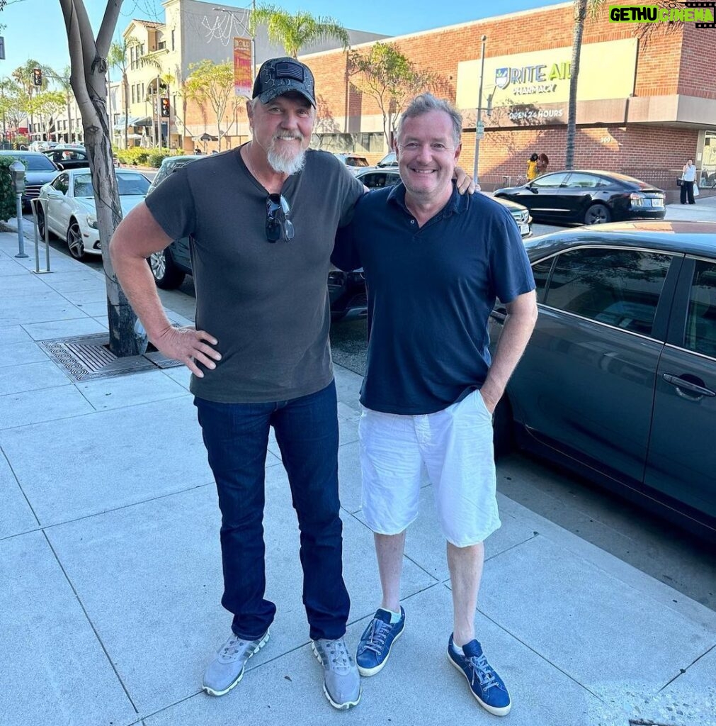 Piers Morgan Instagram - Amazing who you bump into walking through Beverly Hills… it’s been 15 years since I beat @traceadkins in the Celebrity Apprentice finale, when host Donald Trump pitched us as ‘USA vs UK, Good vs Evil’ … Trace wasn’t happy when I whipped his a** , but time’s a healer and it was great to see my old sparring partner looking so well and happy (and still ridiculously tall!). Such a nice guy, and a fabulous singer. Doing that show was great for both of us. Ps Anyone know what happened to Trump? Beverly Hills, California