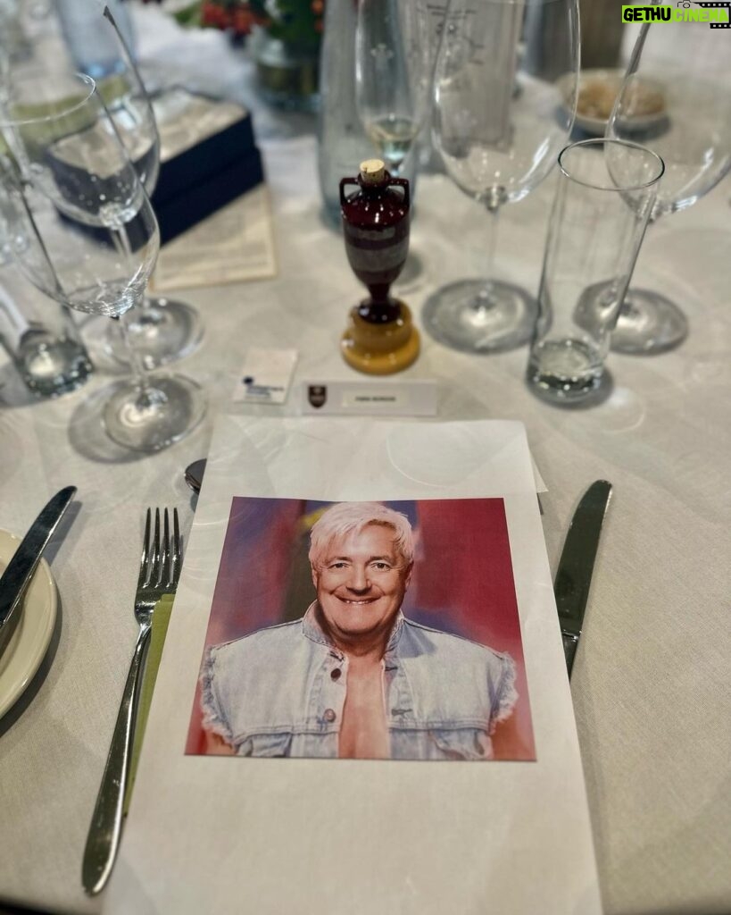 Piers Morgan Instagram - My place setting at the Test match. 🤣🤣 Lovely day at @kiaovalevents with the legend @thommo_surrey - watching brilliant Ashes cricket, and raising awareness for @alzheimerssoc Oval, London
