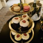 Piers Morgan Instagram - This is why I love staying at the Carlyle hotel in New York… the wonderful staff always know exactly how to bring a smile to my face. Arsenal cupcakes to celebrate the Declan Rice signing, and a monogrammed pillow-case to celebrate my 25th stay there. What a classy touch. Thank you! The Carlyle, A Rosewood Hotel
