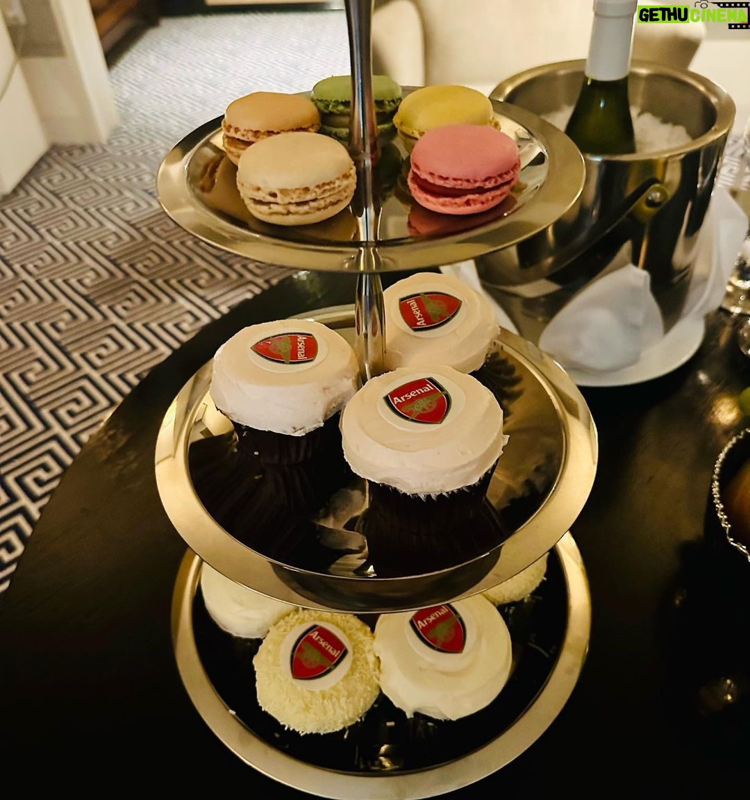 Piers Morgan Instagram - This is why I love staying at the Carlyle hotel in New York… the wonderful staff always know exactly how to bring a smile to my face. Arsenal cupcakes to celebrate the Declan Rice signing, and a monogrammed pillow-case to celebrate my 25th stay there. What a classy touch. Thank you! The Carlyle, A Rosewood Hotel
