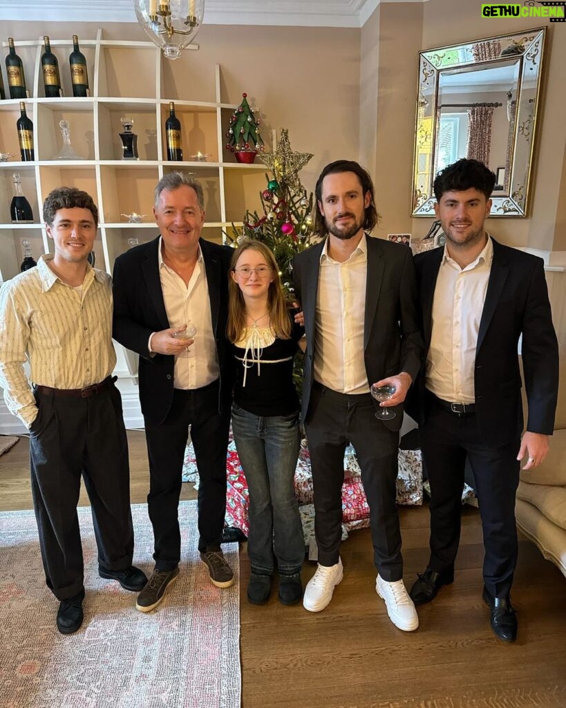 Piers Morgan Instagram - Merry Christmas from the Morgan squad! 🎄 Newick