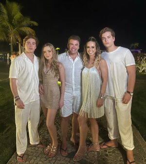 Pietra Quintela Instagram - Season 24’ 
Feliz ano novo, que seja incrível! 🤍✨🥂
#2024