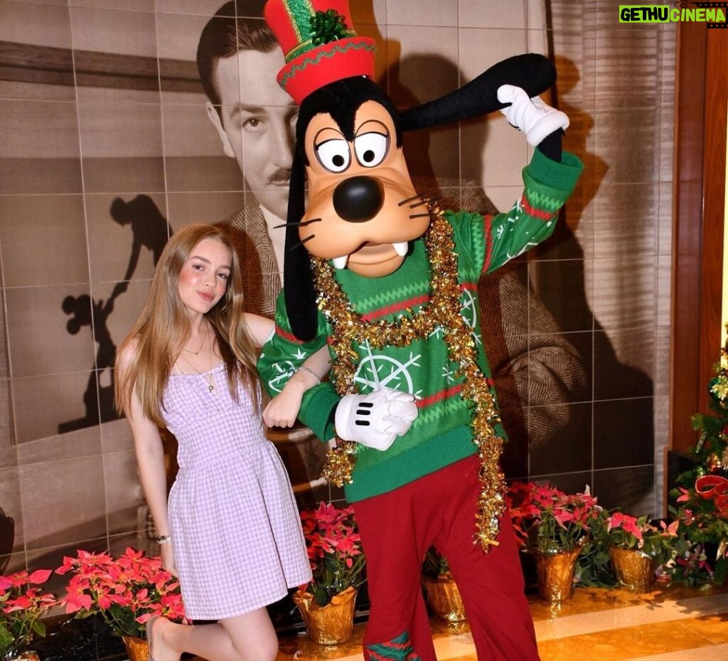 Pietra Quintela Instagram - Christmas + Disney = ✨♥️🎄⭐️🫶🏻💌 @disneycruiseline #DisneyCruiseLine #disneydream Disney Dream