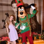 Pietra Quintela Instagram - Christmas + Disney = ✨♥️🎄⭐️🫶🏻💌 @disneycruiseline #DisneyCruiseLine #disneydream Disney Dream