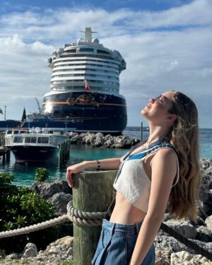 Pietra Quintela Instagram - Um dia na ilha privada da Disney: Castaway Cay 🌊
Segunda parada do @disneycruiseline , que lugar surreal! 💙
#DisneyDream #DisneyCruiseLine