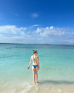 Pietra Quintela Instagram - Um dia na ilha privada da Disney: Castaway Cay 🌊
Segunda parada do @disneycruiseline , que lugar surreal! 💙
#DisneyDream #DisneyCruiseLine