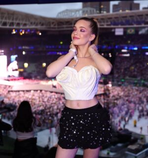 Pietra Quintela Instagram - The Eras Tour ( @lifebyvivara ‘s version ) 🖤✨💍
Foi surreal, melhor show da vida no #camarotelife