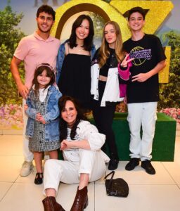Pietra Quintela Instagram - Encontro de milhões para assistir nossa deusinha @dudapimenta no @magicodeozmusical 💚🎭 Orgulho desse elenco!