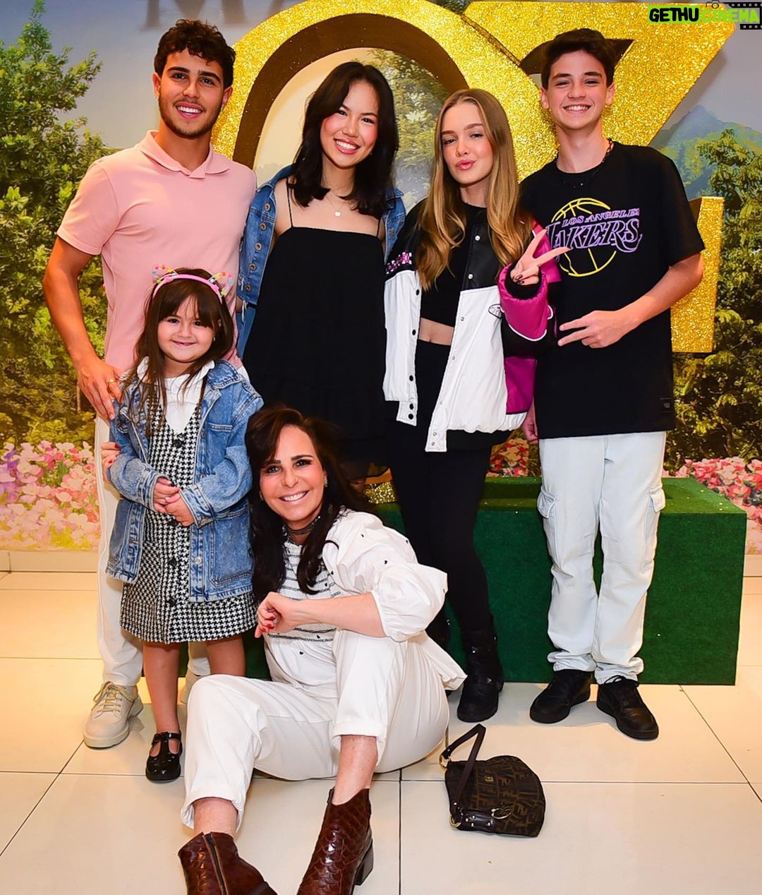 Pietra Quintela Instagram - Encontro de milhões para assistir nossa deusinha @dudapimenta no @magicodeozmusical 💚🎭 Orgulho desse elenco!
