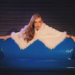 Pietra Quintela Instagram - o sofá azul by @angelopastorello 🛋️ se preparem para as fotos desse ensaio! 💋&💇🏼‍♀️: @eliseusantana @tiagofrancicooficial Stylist: @dequintela