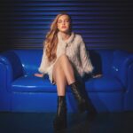 Pietra Quintela Instagram - o sofá azul by @angelopastorello 🛋️ se preparem para as fotos desse ensaio! 💋&💇🏼‍♀️: @eliseusantana @tiagofrancicooficial Stylist: @dequintela