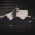 Pietra Quintela Instagram - o sofá azul by @angelopastorello 🛋️ se preparem para as fotos desse ensaio! 💋&💇🏼‍♀️: @eliseusantana @tiagofrancicooficial Stylist: @dequintela