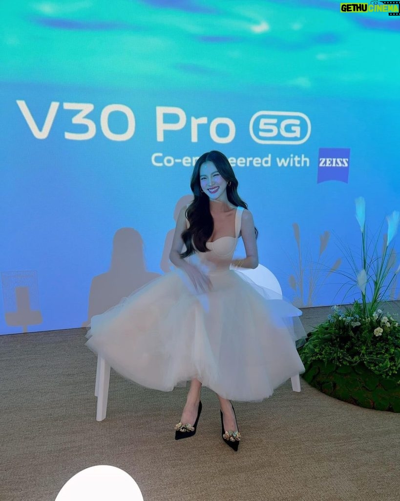 Pimchanok Luevisadpaibul Instagram - vivo ประเทศไทย ฉลองครบรอบ 10 ปี ยกระดับความโปรไปกับ vivo V30 5G และ V30 Pro 5G ที่จัดเต็มด้วยกล้อง ZEISS ทั้ง 3 เลนส์ พร้อมดีไซน์สุดพรีเมี่ยม ช่วยถ่ายภาพพอร์ตเทรตได้เทพเกินคน👼🏻💙 🌟เป็นเจ้าของ vivo V30 5G ได้แล้ววันนี้ ในราคาเริ่มต้นเพียง 14,999.- 💫และจอง vivo V30 Pro 5G ล่วงหน้าและรับเครื่องก่อนใครแล้ว ในราคาเพียง 19,999.- #vivoV305G #vivoV30Pro5G #vivoครบรอบ10ปี