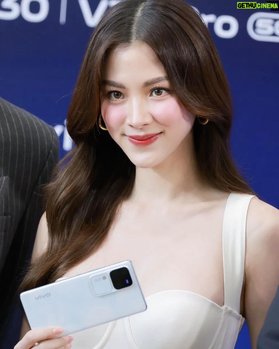 Pimchanok Luevisadpaibul Instagram - vivo ประเทศไทย ฉลองครบรอบ 10 ปี ยกระดับความโปรไปกับ vivo V30 5G และ V30 Pro 5G ที่จัดเต็มด้วยกล้อง ZEISS ทั้ง 3 เลนส์ พร้อมดีไซน์สุดพรีเมี่ยม ช่วยถ่ายภาพพอร์ตเทรตได้เทพเกินคน👼🏻💙 🌟เป็นเจ้าของ vivo V30 5G ได้แล้ววันนี้ ในราคาเริ่มต้นเพียง 14,999.- 💫และจอง vivo V30 Pro 5G ล่วงหน้าและรับเครื่องก่อนใครแล้ว ในราคาเพียง 19,999.- #vivoV305G #vivoV30Pro5G #vivoครบรอบ10ปี