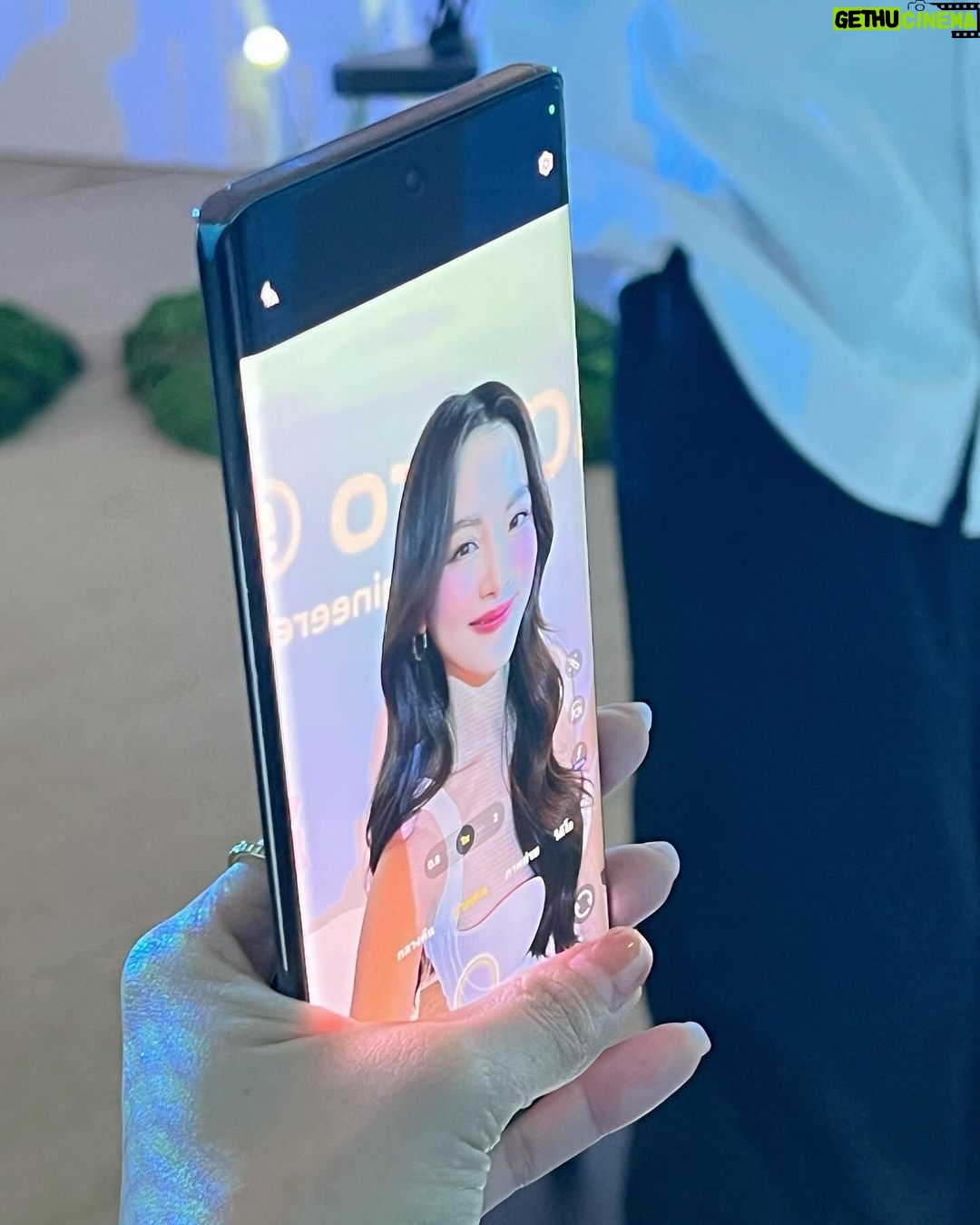 Pimchanok Luevisadpaibul Instagram - vivo ประเทศไทย ฉลองครบรอบ 10 ปี ยกระดับความโปรไปกับ vivo V30 5G และ V30 Pro 5G ที่จัดเต็มด้วยกล้อง ZEISS ทั้ง 3 เลนส์ พร้อมดีไซน์สุดพรีเมี่ยม ช่วยถ่ายภาพพอร์ตเทรตได้เทพเกินคน👼🏻💙 🌟เป็นเจ้าของ vivo V30 5G ได้แล้ววันนี้ ในราคาเริ่มต้นเพียง 14,999.- 💫และจอง vivo V30 Pro 5G ล่วงหน้าและรับเครื่องก่อนใครแล้ว ในราคาเพียง 19,999.- #vivoV305G #vivoV30Pro5G #vivoครบรอบ10ปี