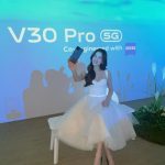 Pimchanok Luevisadpaibul Instagram - vivo ประเทศไทย ฉลองครบรอบ 10 ปี ยกระดับความโปรไปกับ vivo V30 5G และ V30 Pro 5G ที่จัดเต็มด้วยกล้อง ZEISS ทั้ง 3 เลนส์ พร้อมดีไซน์สุดพรีเมี่ยม ช่วยถ่ายภาพพอร์ตเทรตได้เทพเกินคน👼🏻💙 🌟เป็นเจ้าของ vivo V30 5G ได้แล้ววันนี้ ในราคาเริ่มต้นเพียง 14,999.- 💫และจอง vivo V30 Pro 5G ล่วงหน้าและรับเครื่องก่อนใครแล้ว ในราคาเพียง 19,999.- #vivoV305G #vivoV30Pro5G #vivoครบรอบ10ปี