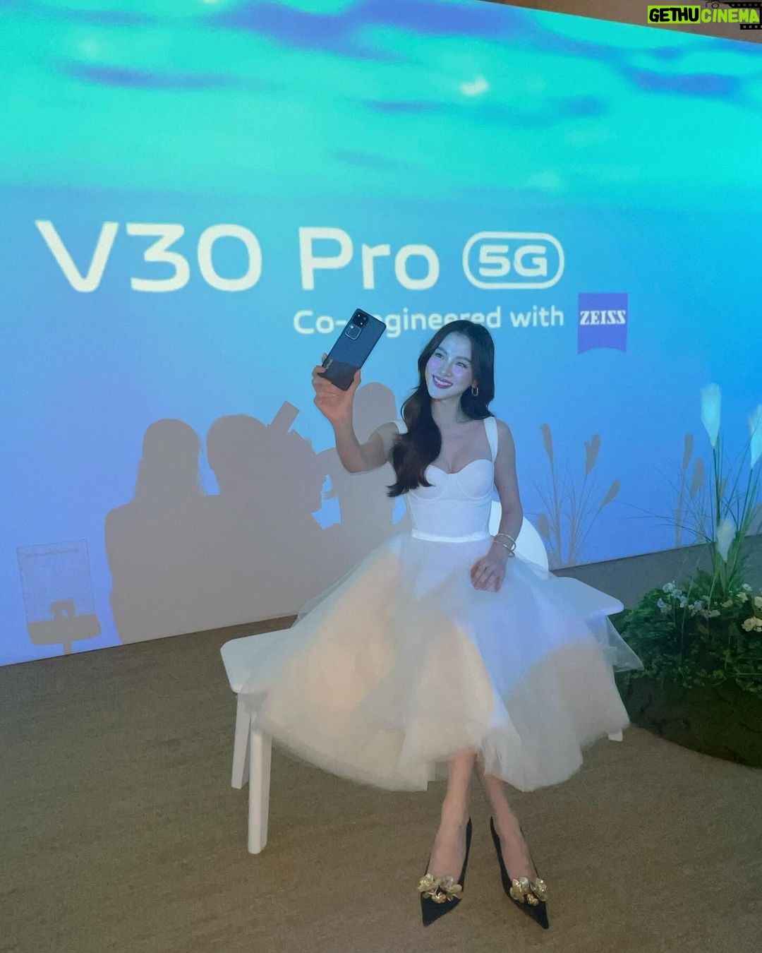 Pimchanok Luevisadpaibul Instagram - vivo ประเทศไทย ฉลองครบรอบ 10 ปี ยกระดับความโปรไปกับ vivo V30 5G และ V30 Pro 5G ที่จัดเต็มด้วยกล้อง ZEISS ทั้ง 3 เลนส์ พร้อมดีไซน์สุดพรีเมี่ยม ช่วยถ่ายภาพพอร์ตเทรตได้เทพเกินคน👼🏻💙 🌟เป็นเจ้าของ vivo V30 5G ได้แล้ววันนี้ ในราคาเริ่มต้นเพียง 14,999.- 💫และจอง vivo V30 Pro 5G ล่วงหน้าและรับเครื่องก่อนใครแล้ว ในราคาเพียง 19,999.- #vivoV305G #vivoV30Pro5G #vivoครบรอบ10ปี