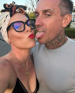 Pink Instagram - Just two people trying to take one good friggin picture and we cant. #torontoherewecome